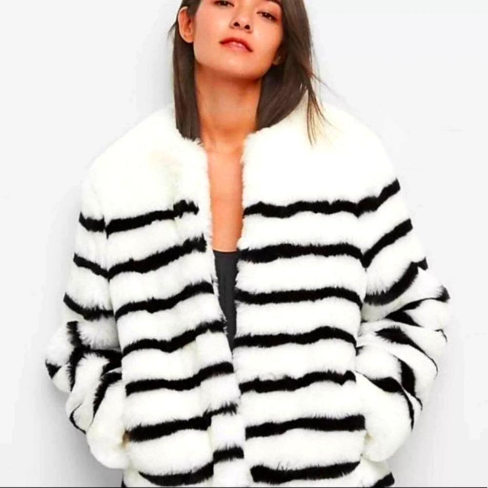 GAP Coat Womens S White Black Faux Fur Stripe Jacket EUC